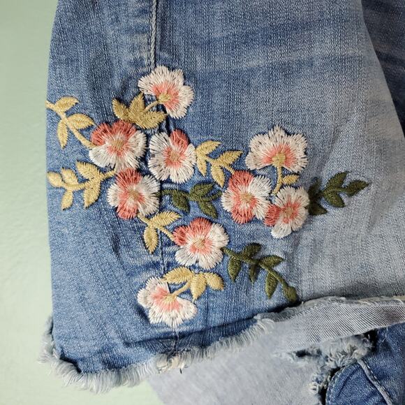Torrid Denim Womens Embroidered Flower Cut Off Stretch Shorts Size 24 - Picture 4 of 8